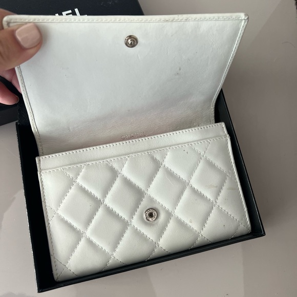 ⭐️ 🌴 Chanel Wallet - Picture 2 of 5